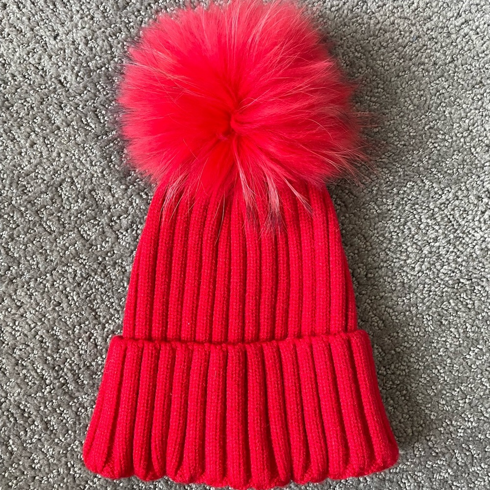 RED BEANIE WITH FUR POMPOM.